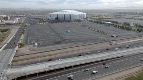 Estadio-State-Farm,-Sede-Del-Equipo-De-La-Liga-Nacional-De-Fútbol-De-Los-Cardenales-De-Arizona-En-Glendale,-Arizona,-Con-Un-Video-De-Drones-De-La-Autopista-En-Movimiento