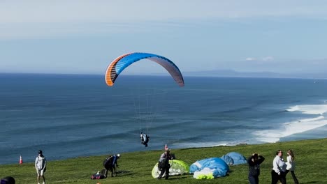 Un-Solo-Parapente-Saltando-De-Acantilados-Y-Deslizándose-En-El-Planeador-Torrey-Pines-En-La-Jolla,-California.