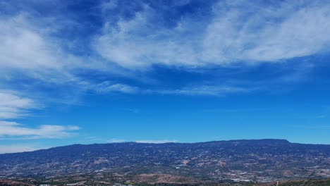 Erleben-Sie-Die-Bezaubernde-Schönheit-Von-Villa-De-Leyva,-Während-Die-Majestätischen-Berge,-Die-Die-Stadt-Umgeben,-In-Einen-Faszinierenden-Tanz-Der-Wolken-Gehüllt-Werden