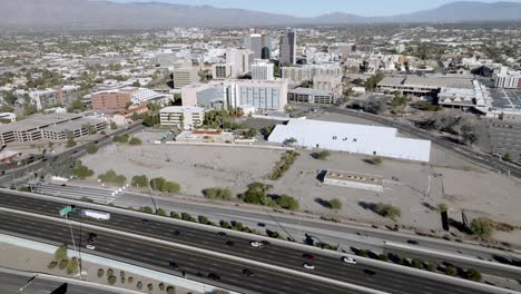 Interstate-10-Und-Tuscon,-Arizona-Skyline-Mit-Drohnenvideo-Stabil