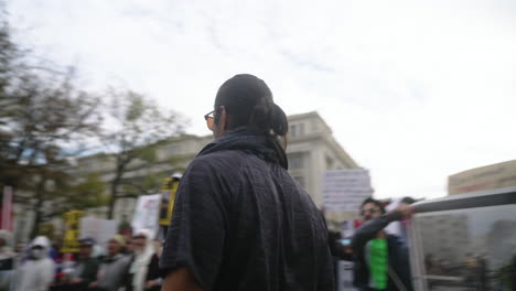 Ein-Arabischer-Mann-Mit-Einem-Megaphon-Führt-Eine-Menge-Pro-palästinensischer-Demonstranten-In-Den-Straßen-Von-D