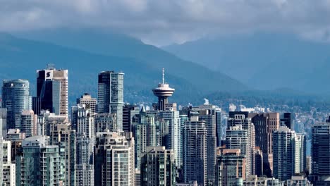 Kanadische-Flagge-Auf-Dem-Dach-Des-Gebäudes-Mit-Der-Innenstadt-Von-Vancouver-Im-Hintergrund-In-Kanada