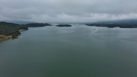 Vista-Aérea-De-Día-Nublado-De-Nanclares-De-Gamboa,-País-Vasco,-Aguas-Serenas.