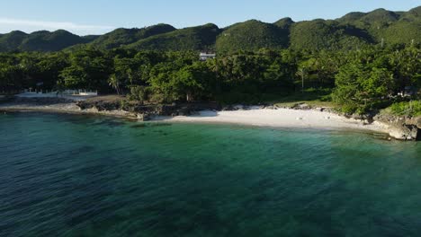 Playa-Tropical-Limpia-De-Verano-En-Arena-Blanca-Y-Prístina,-Selvas,-Drones-Aéreos-De-Filipinas-Que-Establecen-Una-Vista-Panorámica-Del-Paisaje