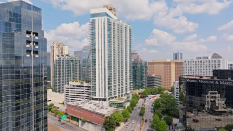 Tráfico-En-La-Carretera-En-La-Ciudad-De-Atlanta-Entre-Rascacielos-Modernos