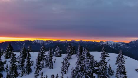 Paisaje-Escénico-De-Montañas-Y-árboles-Nevados,-Colorido-Cielo-Al-Atardecer