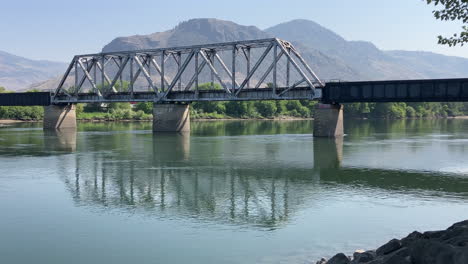 Güterverkehr-über-Den-Fluss:-Züge-Auf-Der-CN-Eisenbahnbrücke-In-Kamloops