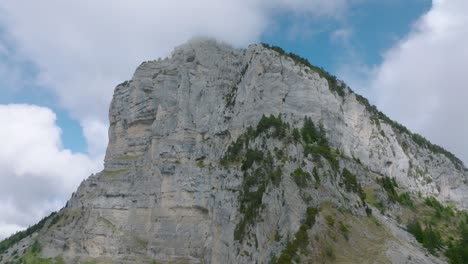 Tiro-Circular-Cumbre-De-La-Montaña-De-Roca-Con-Nubes-Brumosas,-Monte-Granier