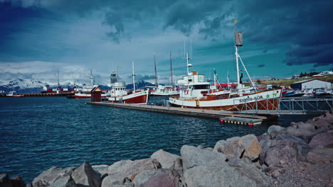 Vista-Panorámica-De-Los-Barcos-Pesqueros-Islandeses-Atracados-En-El-Puerto-En-El-Mar-Nórdico