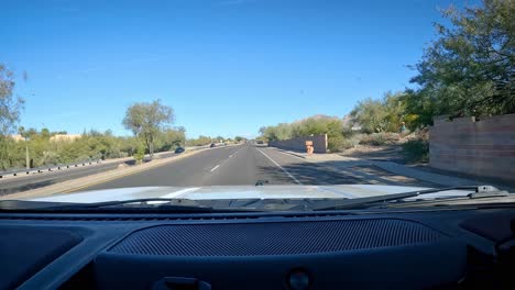 POV---Fahrt-Auf-Der-First-Avenue-In-Tucson-An-Einem-Sonnigen-Nachmittag