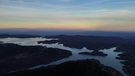 Schwenk-über-Den-Kerkinis-See-In-Agrafa,-Griechenland-Zur-Blauen-Stunde-Kurz-Vor-Sonnenaufgang