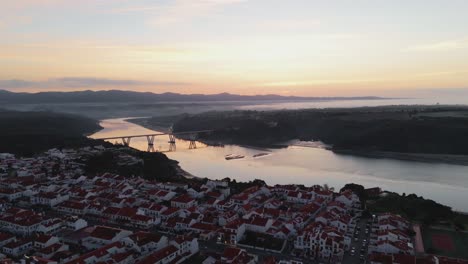 Sonnenaufgang-Blick-Auf-Die-Straßenbrücke-über-Den-Fluss-Mira-In-Der-Stadt-Vila-Nova-De-Milfontes,-Alentejo,-Portugal