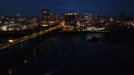 James-River-Und-Skyline-Von-Richmond-Bei-Nacht