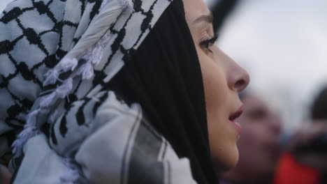 Eine-Gruppe-Arabischer-Frauen-Führt-Einen-Jubelruf-Mit-Einer-Großen-Menge-Pro-palästinensischer-Demonstranten-Vor-Dem-Weißen-Haus-An,-Im-Hintergrund-Sind-Schilder-Und-Flaggen-Zu-Sehen.