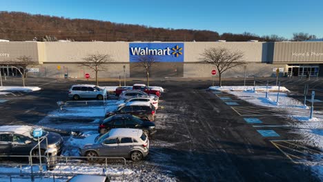 Estacionar-Autos-En-Walmart-Market-En-La-Ciudad-Americana-En-Invierno