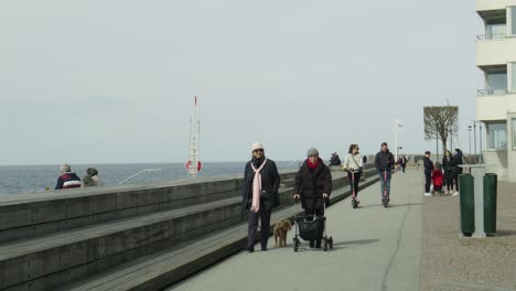 La-Gente-Por-El-Paseo-Sundspromenaden-En-Western-Harbour,-Malmö,-Suecia