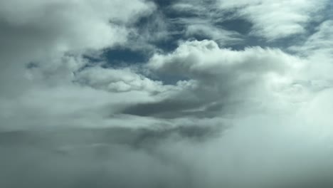 Wolkenlandschaft-POV,-Aufnahme-Aus-Der-Perspektive-Eines-Piloten-Bei-Einem-Echtzeitflug-über-Einen-Teilweise-Bewölkten-Himmel