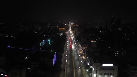 Cámara-De-Teléfono-Con-Vista-Aérea-De-Drones-De-Rajkot,-Vienen-Muchos-Vehículos-De-Cuatro-Ruedas-Y-Bicicletas,-Ya-Que-Muchos-Automóviles-Cruzan-El-Puente.