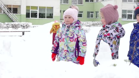 Die-Kinder-Von-Bernudarz-Lebten-Draußen-Im-Schnee