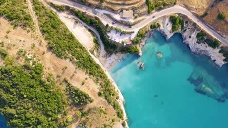Xigia-Strand-In-Zakynthos,-Griechenland-Mit-Türkisfarbenem-Wasser-Und-Kurvenreichen-Straßen,-Luftaufnahme