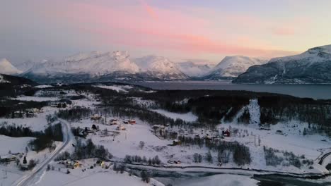 Luftaufnahme-Der-Wunderschönen-Landschaft-Der-Lyngenalpen,-Norwegen