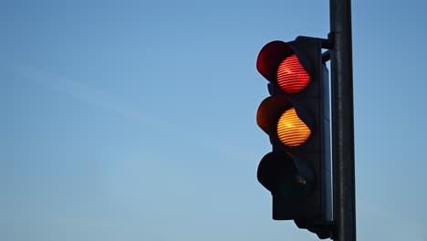 Traffic-light-semaphore-changing-from-red-to-green