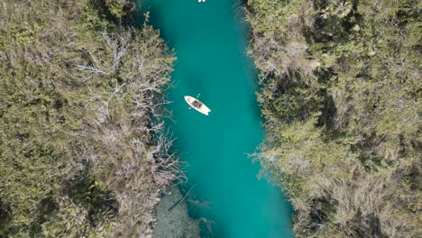 Aerial-view-of-people-canoeing-through-the-Rapidos-de-Bacalar,-in-sunny-Mexico