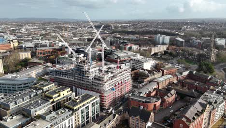 Neubauwohnungen,-Stadtzentrum-Von-Bristol,-Großbritannien,-Absteigende-Drohne,-Luftaufnahme