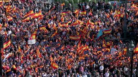 Demonstranten-Schwenken-Spanische-Flaggen-Und-Versammeln-Sich-An-Der-Puerta-Del-Sol-Während-Einer-Massenkundgebung-Gegen-Die-Sozialistische-Partei-PSOE,-Nachdem-Sie-Einer-Amnestie-Im-Zusammenhang-Mit-Dem-Abspaltungsversuch-Kataloniens-Zugestimmt-Hatten