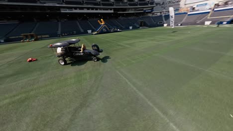 Vista-De-Velocidad-En-Primera-Persona-órbita-Modelo-De-Avión-Bombarderos-FPV-Imágenes-Dinámicas-Cinematográficas-De-Drones-Del-Estadio-De-Fútbol-De-Winnipeg