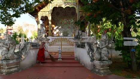 Thai-monk-cleaning-steps-of-temple-in-Chaing-Mai,-Thailand