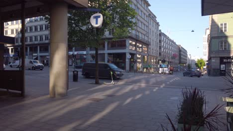 Traffic-on-Sveavagen,-death-place-of-Palme,-on-sunny-summer-morning