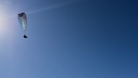 Paraglider-Fliegt-An-Einem-Wunderschönen-Tag-Mit-Blauem-Himmel-über-Die-Strahlende-Sonne-Am-Torrey-Pines-Gliderport-In-La-Jolla,-Kalifornien