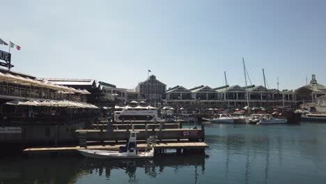 Pfanne-Von-Cape-Town-Waterfront-Als-Boot-In-Den-Hafen-Einläuft