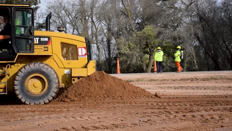 Excavadora-En-Acción-En-Un-Sitio-De-Construcción-En-Argentina,-Moviendo-Tierra-Rápidamente