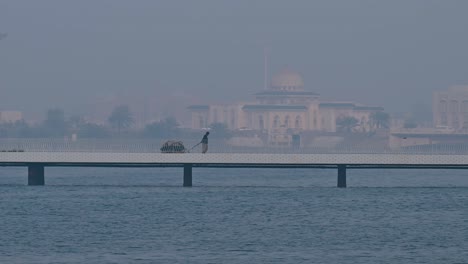 El-24-De-Febrero-De-2024,-Una-Brumosa-Mañana-De-Invierno-A-Lo-Largo-De-La-Costa-De-Sharjah,-En-Los-Emiratos-Árabes-Unidos.