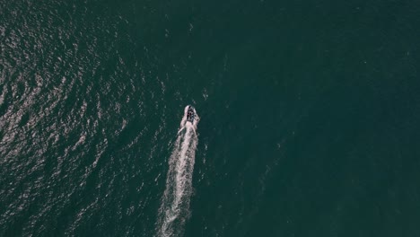 Toma-De-Arriba-Hacia-Abajo-De-Un-Pequeño-Barco-Navegando-Frente-A-La-Costa-De-Mozambique.