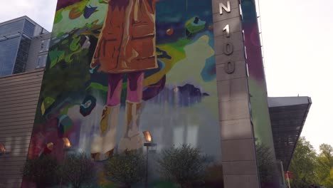 Wandgemälde-Sprühmalerei-Eines-Jungen-Mädchens-Mit-Regenschirm-In-Stockholm,-Schweden