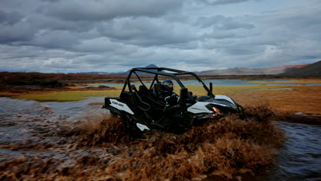 Buggy-Fahrt-Durch-Einen-Kleinen-Teich-In-Nordische-Wildnis