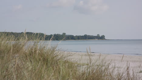 Friedlicher-Sonniger-Strand-Am-Mittag