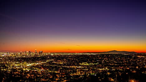 Zeitraffer-Des-Sonnenuntergangs-Hinter-Der-Skyline-Von-Los-Angeles-Von-Tag-Zu-Nacht-Vom-Kenneth-Hahn-Aussichtspunkt-Mit-Blick-Auf-Die-Westseite-Der-Innenstadt