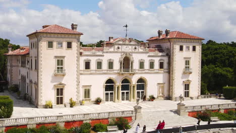 Vista-Aérea-Del-Museo-Y-Jardines-De-Villa-Vizcaya-En-El-Paseo-Marítimo-De-Coconut-Grove,-Miami,-Florida,-EE.UU.,-Hito-Histórico-En-Un-Día-Soleado