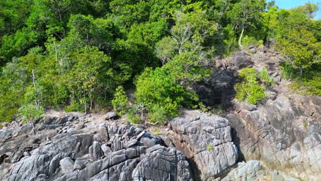 Kristallklares-Wasser-Am-Felsigen-Sandstrand-Einer-Thailändischen-Insel