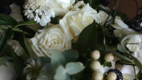 Ramo-De-Boda-De-Rosas-Blancas-En-Rotación-Cinematográfica.