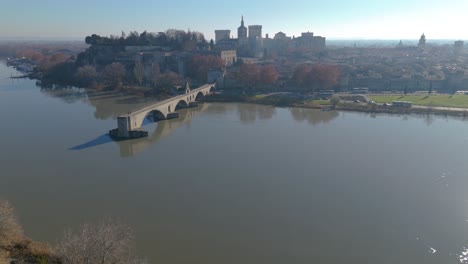 Drohnenvideo-Der-Avignon-Brücke-Und-Des-Chateauneuf-Du-Pape-In-Frankreich