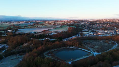 Daybreak-on-a-very-cold-winters-morning-in-Yorkshire,-UK