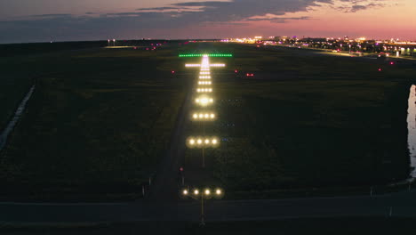 El-Sistema-De-Iluminación-De-La-Pista-Del-Aeropuerto-Se-Enciende-Paso-A-Paso-En-El-Aeródromo-De-Tallin.