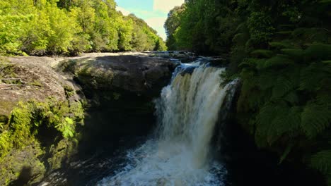 Vista-De-Pájaro-De-La-Cascada-Del-Río-Bravo-En-El-Parque-Tepuhueico-Chiloé,-Chile