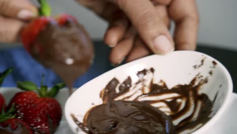 Exhibición-De-Un-Montón-De-Fresas-Cubiertas-De-Chocolate-Colocadas-En-Un-Plato-Blanco-Receta-Vegana-Del-Día-De-San-Valentín