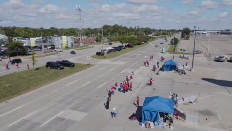 Trabajadores-Automotrices-En-Huelga-Cerca-De-Las-Instalaciones-De-Ensamblaje-De-Ford-En-Wayne,-Vista-Aérea-De-Drones